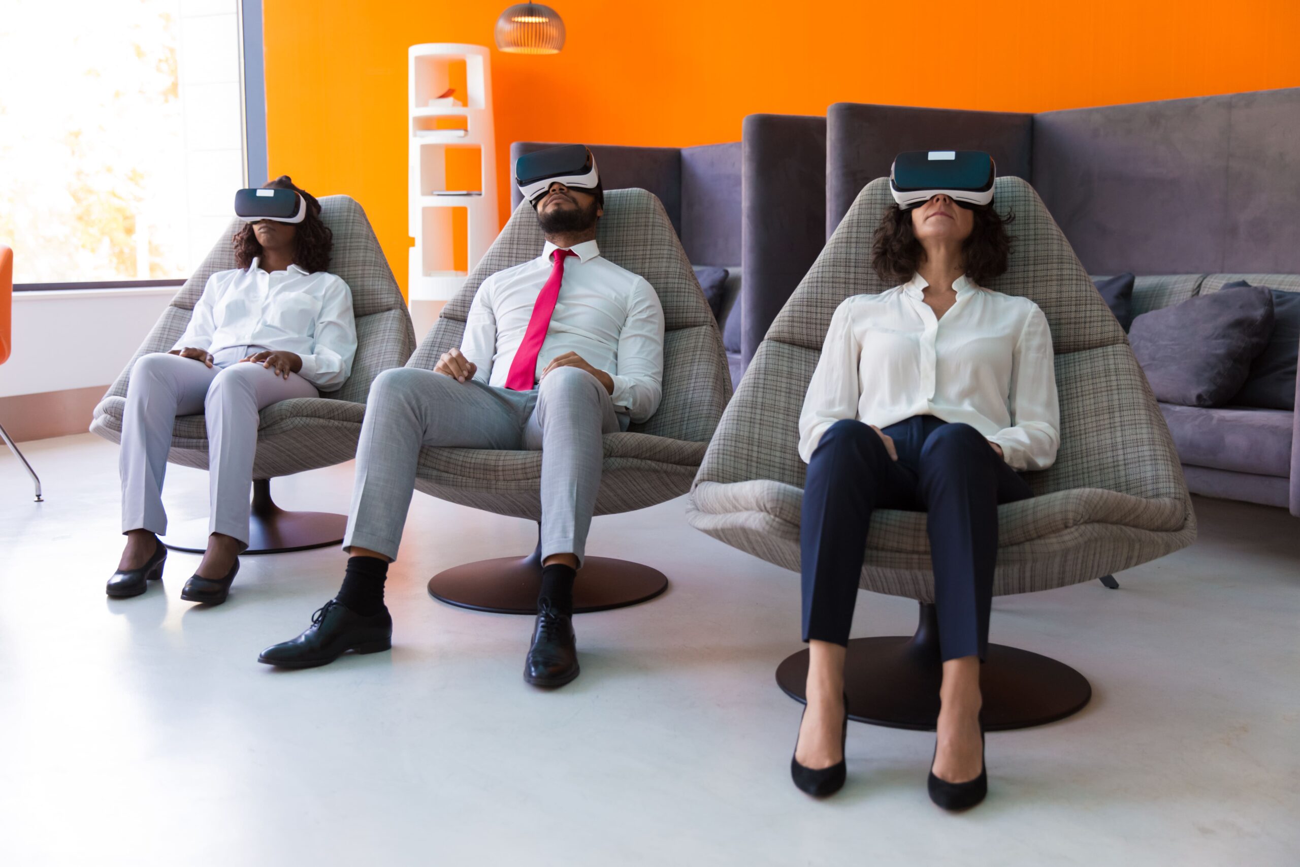 personne en salle de pause au travail avec un casque à réalité virtuelle