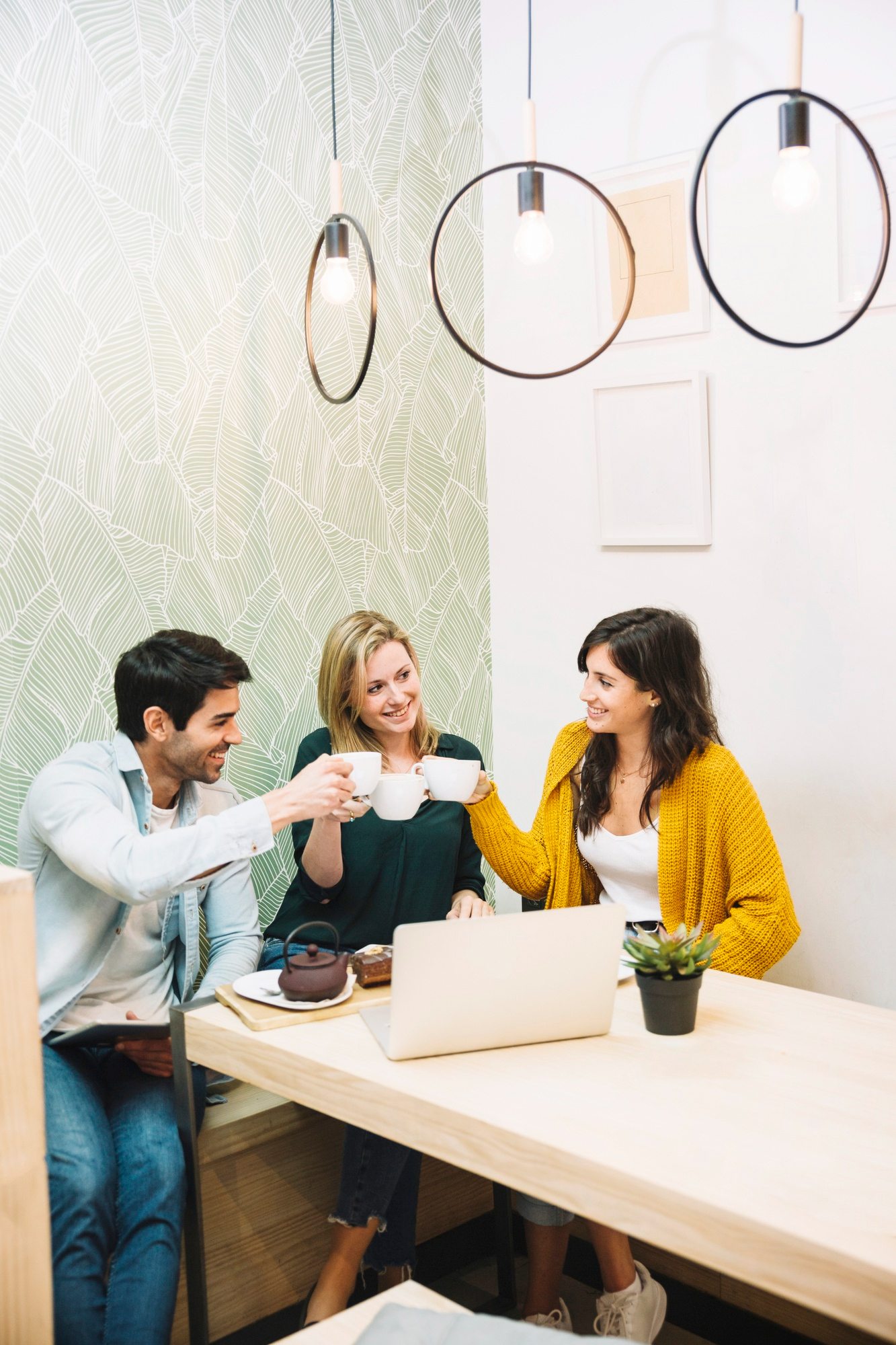 Trois personnes en train de boire un café pendant leur pause au travail