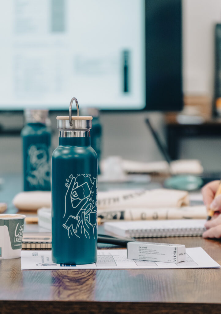 bouteille d'eau éco-responsable et éco-conçue sur un bureau au travail