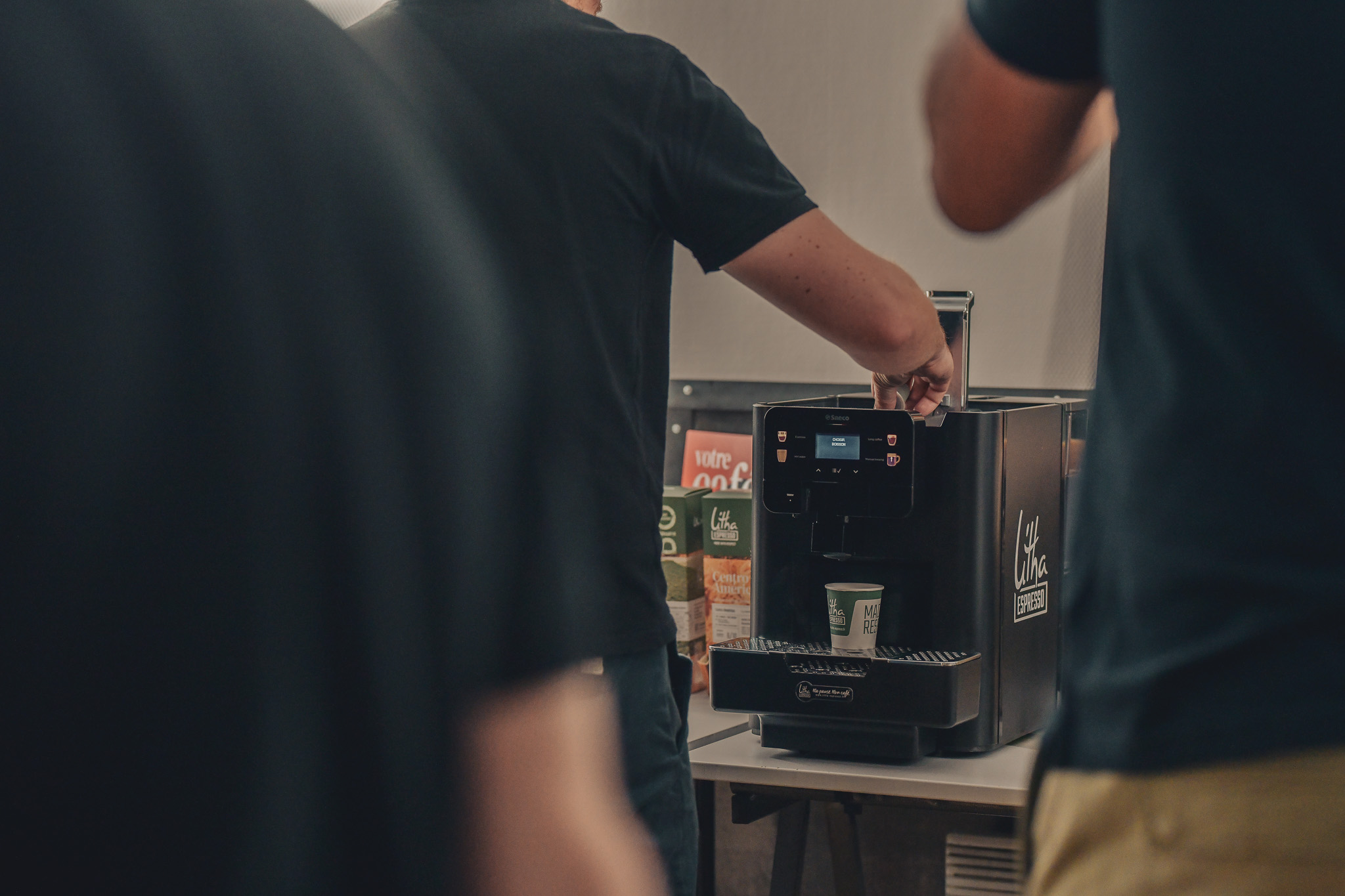 pause café en entreprise avec une machine à café et un gobelet Litha Espresso